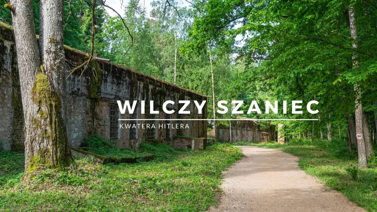 Wilczy Szaniec, historyczna kwatera Hitlera, to potężne bunkry ukryte w gęstym lesie, otoczone zielenią i ścieżkami.