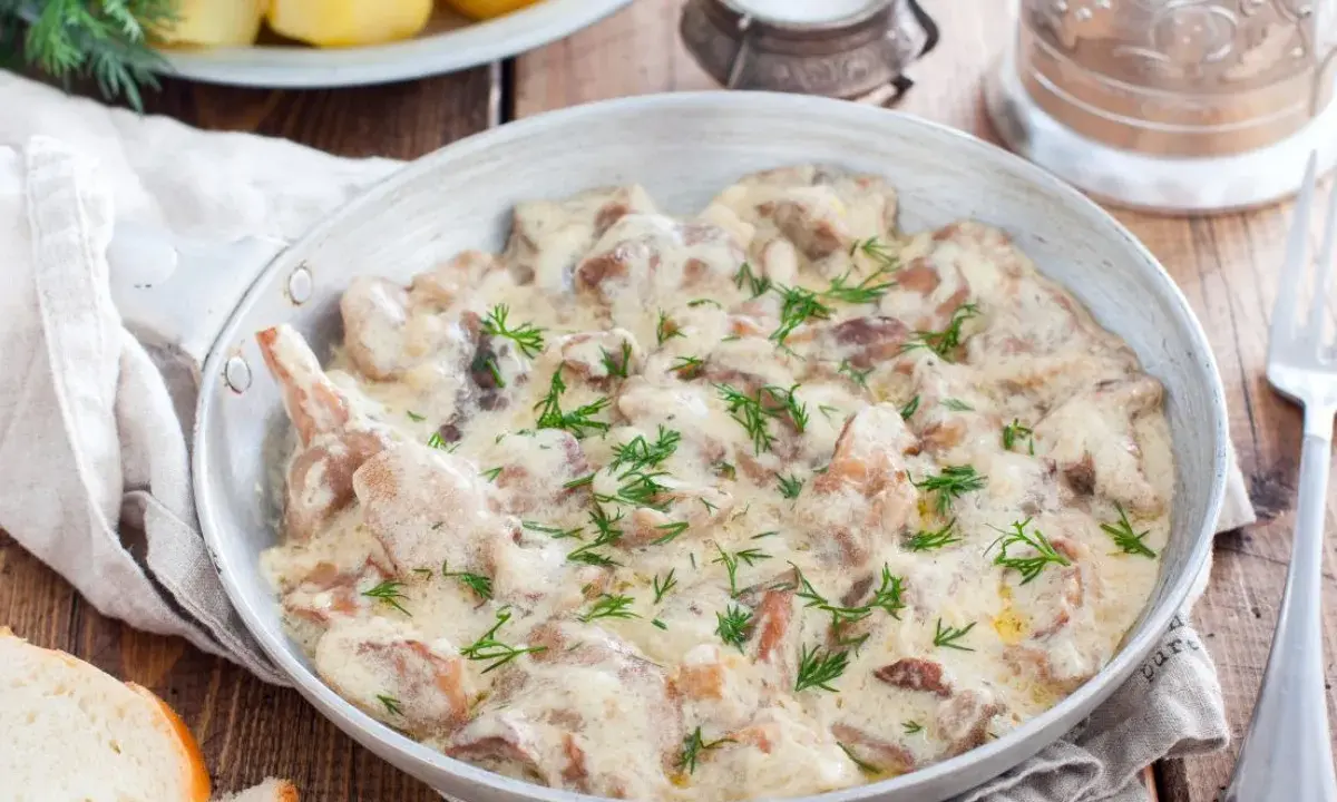 Grzyby w śmietanie z koperkiem, idealne z pieczywem. Zastanawiasz się, jakie przyprawy do grzybów w śmietanie? Koper to klasyka!