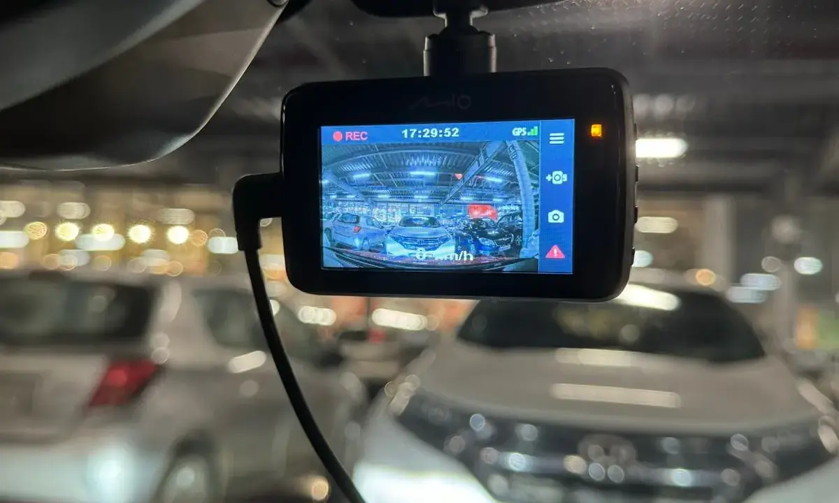 Wideorejestrator Mio nagrywa parking w Czechach. Widok z kamery samochodowej na rząd aut.