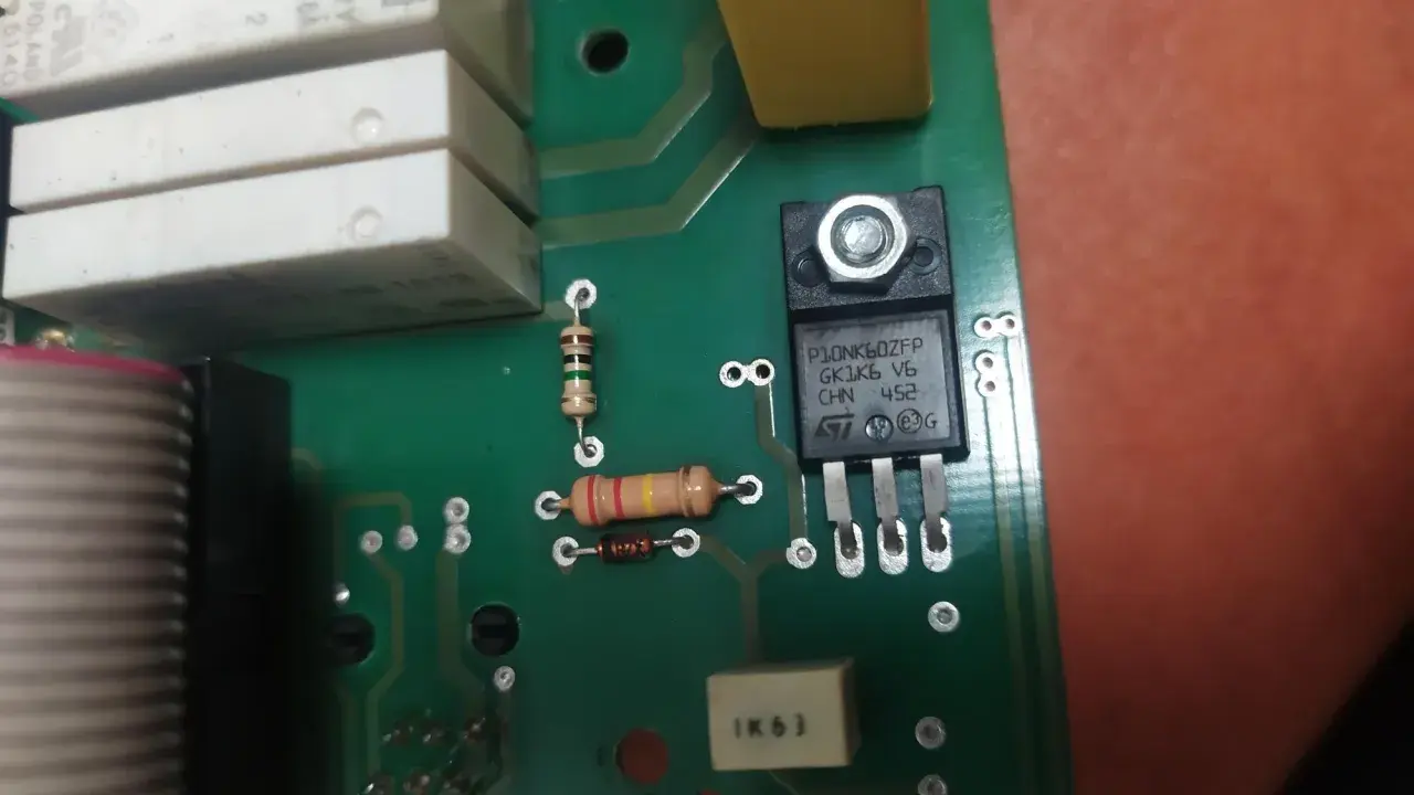Sterownik tech: wysoka temperatura mosfet za duża. Widoczny układ scalony P1ONK6OZFP, rezystory i przekaźniki na zielonej płytce drukowanej.
