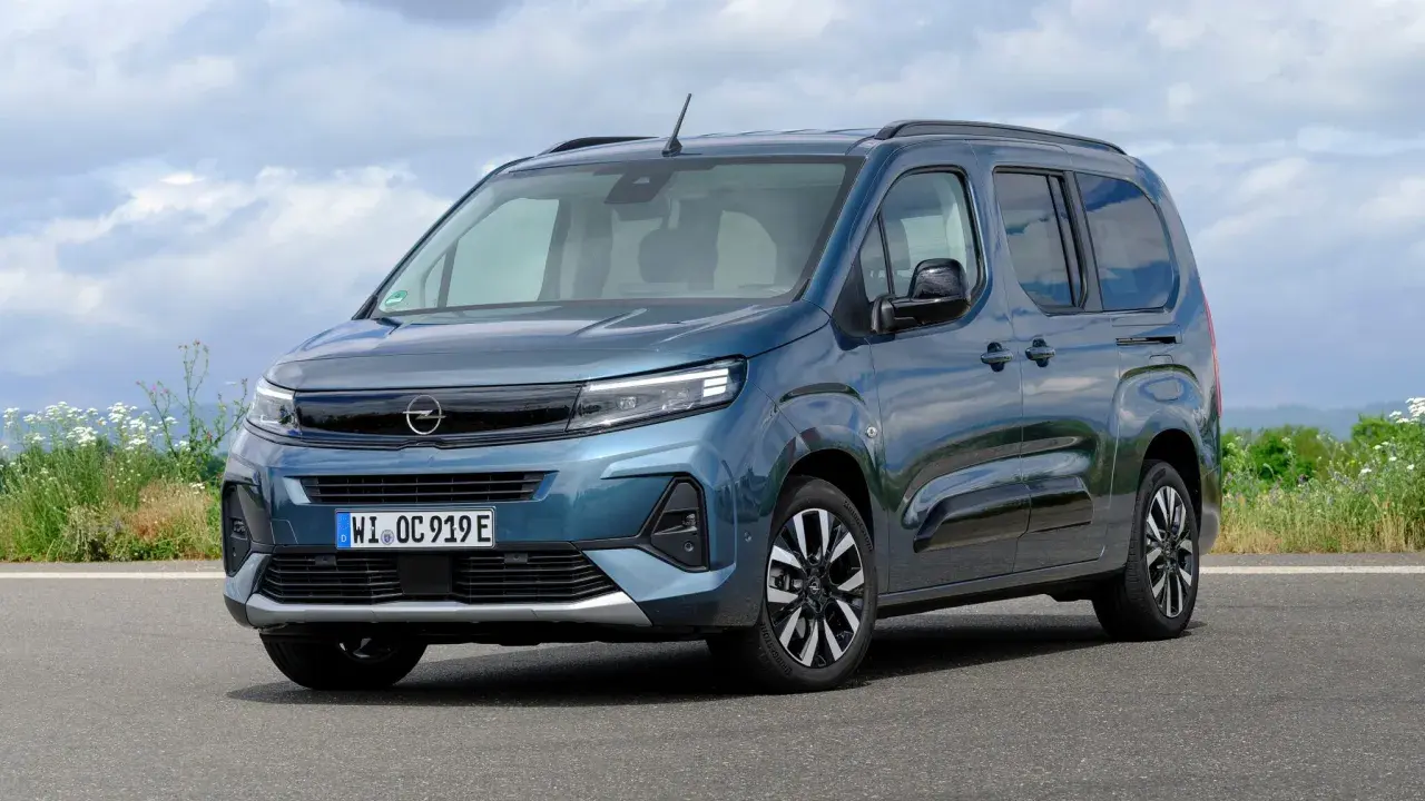 Opel Combo Life azul, ideal para familias. Conoce sus medidas y versatilidad.