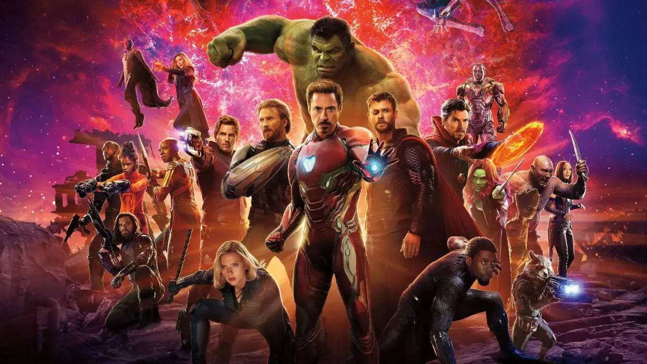Gli Avengers, tra cui Iron Man, Thor e Hulk, si preparano alla battaglia. Un gruppo di supereroine Marvel è pronto a difendere l'universo.