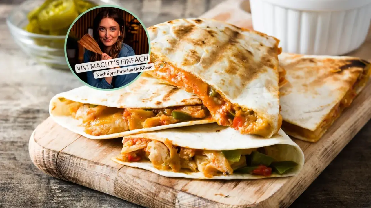 Gefüllte Quesadillas auf einem Holzbrett, daneben eine Schüssel mit Salsa. Vivi zeigt gesunde Rezepte für schnelle Küche.