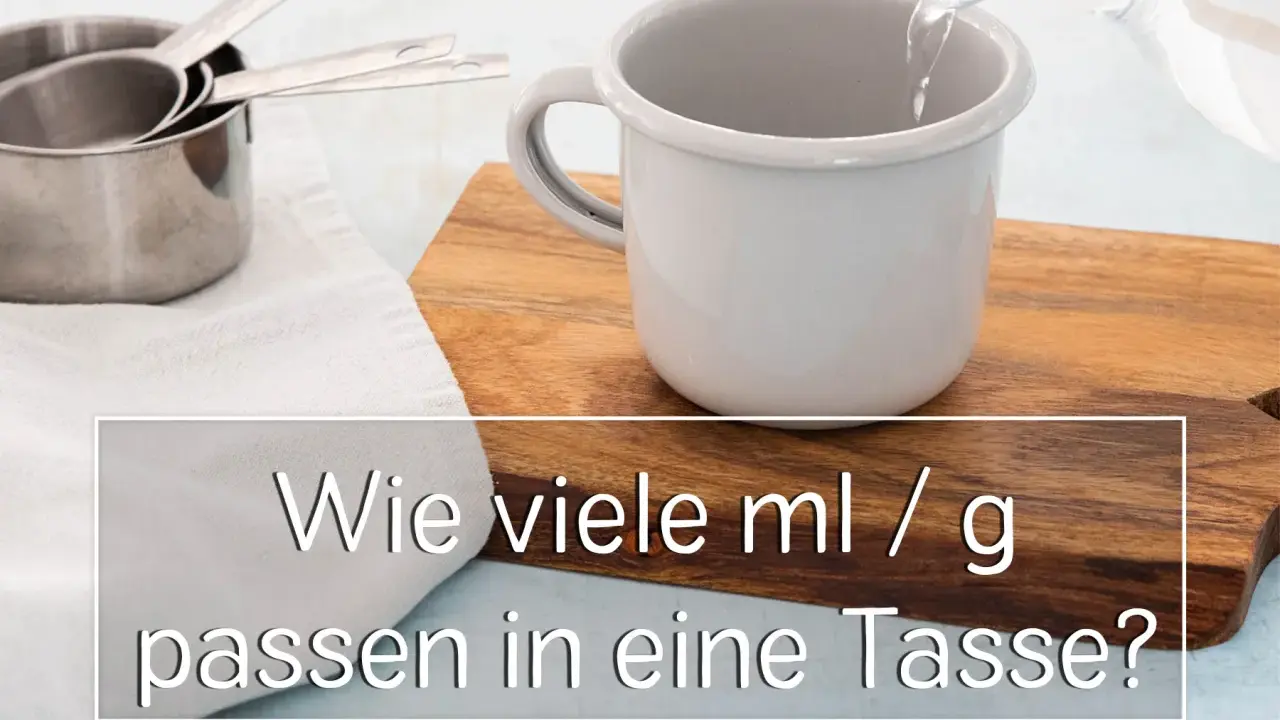Messbecher und eine Tasse, in die Wasser gegossen wird. Die Frage "wie viel gramm hat eine tasse" wird thematisiert.