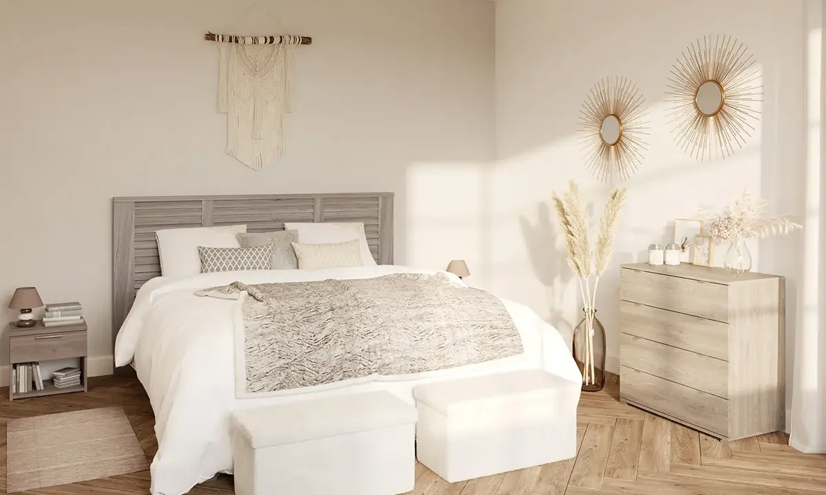 Une chambre beige cocooning avec un lit douillet, des coussins moelleux, une couverture texturée et une décoration murale en macramé.