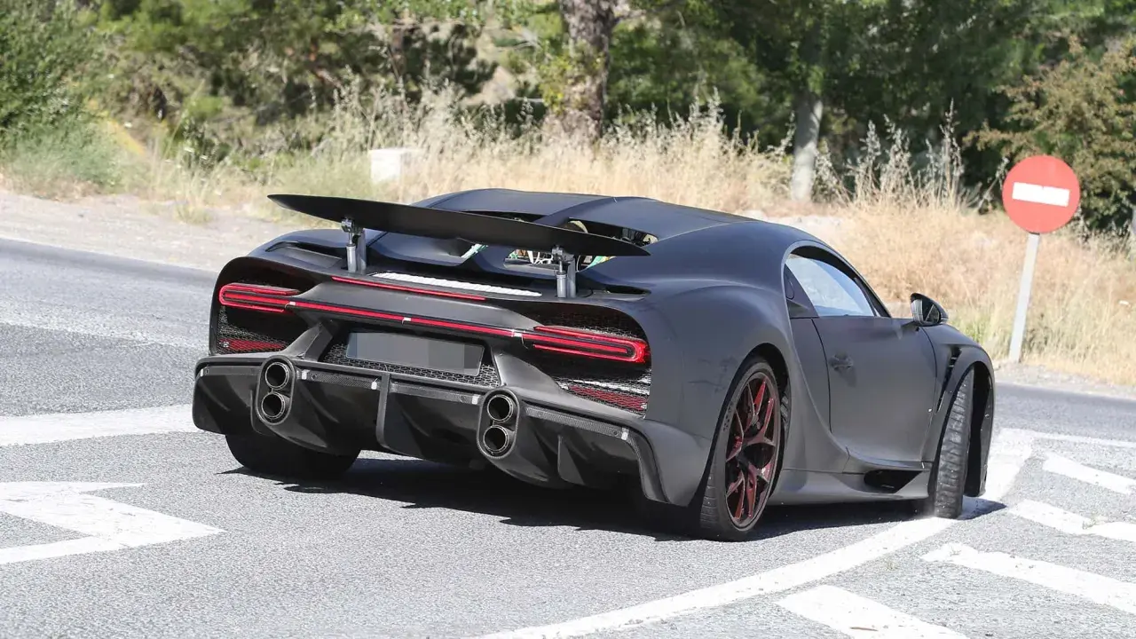 Der Bugatti Chiron Super Sport 300+ in mattem Schwarz fährt auf einer Straße.