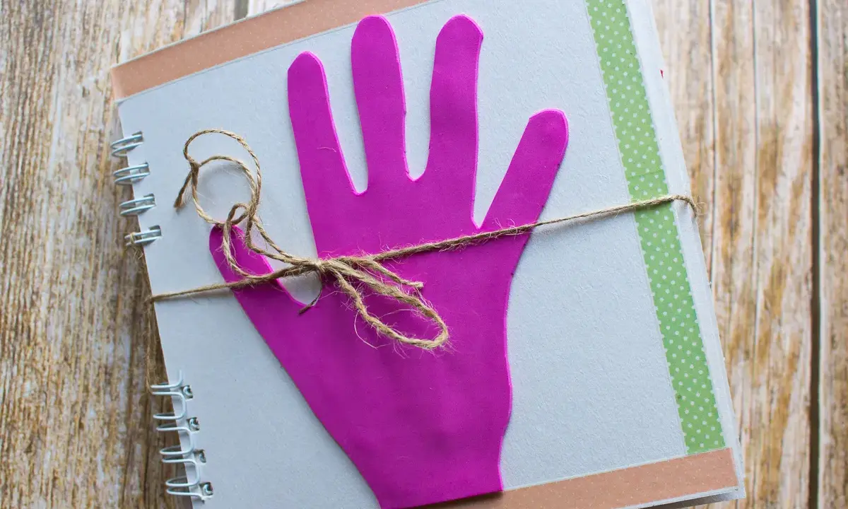 Jak zrobić książeczkę sensoryczną? Poradnik DIY dla rodziców