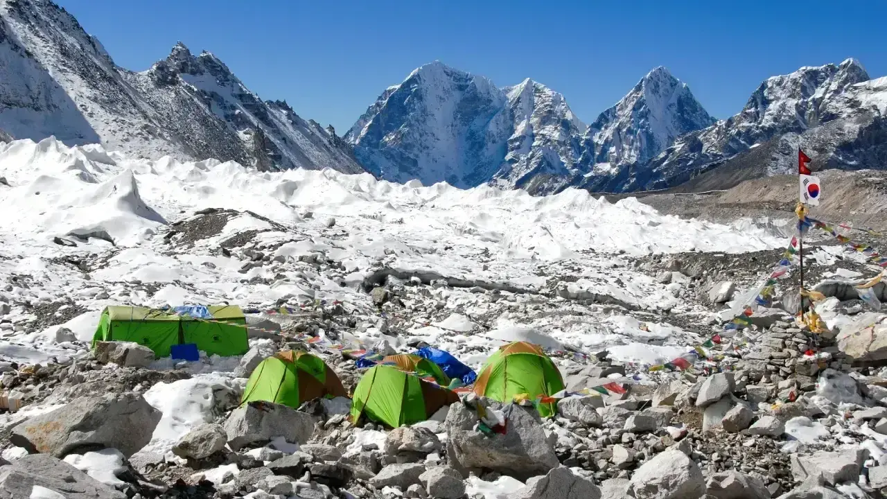 Namiotowe miasteczko na lodowcu, przygotowane do wspinaczki. Widok na majestatyczne góry, część trasy na Mount Everest.