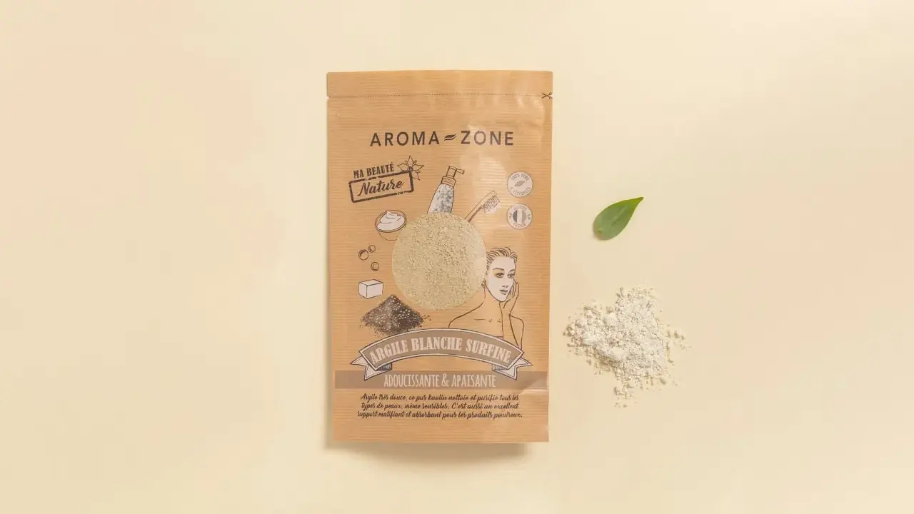 Confezione di argilla bianca Aroma-Zone, nota per le sue proprietà addolcenti e lenitive. Ideale per pelli sensibili.