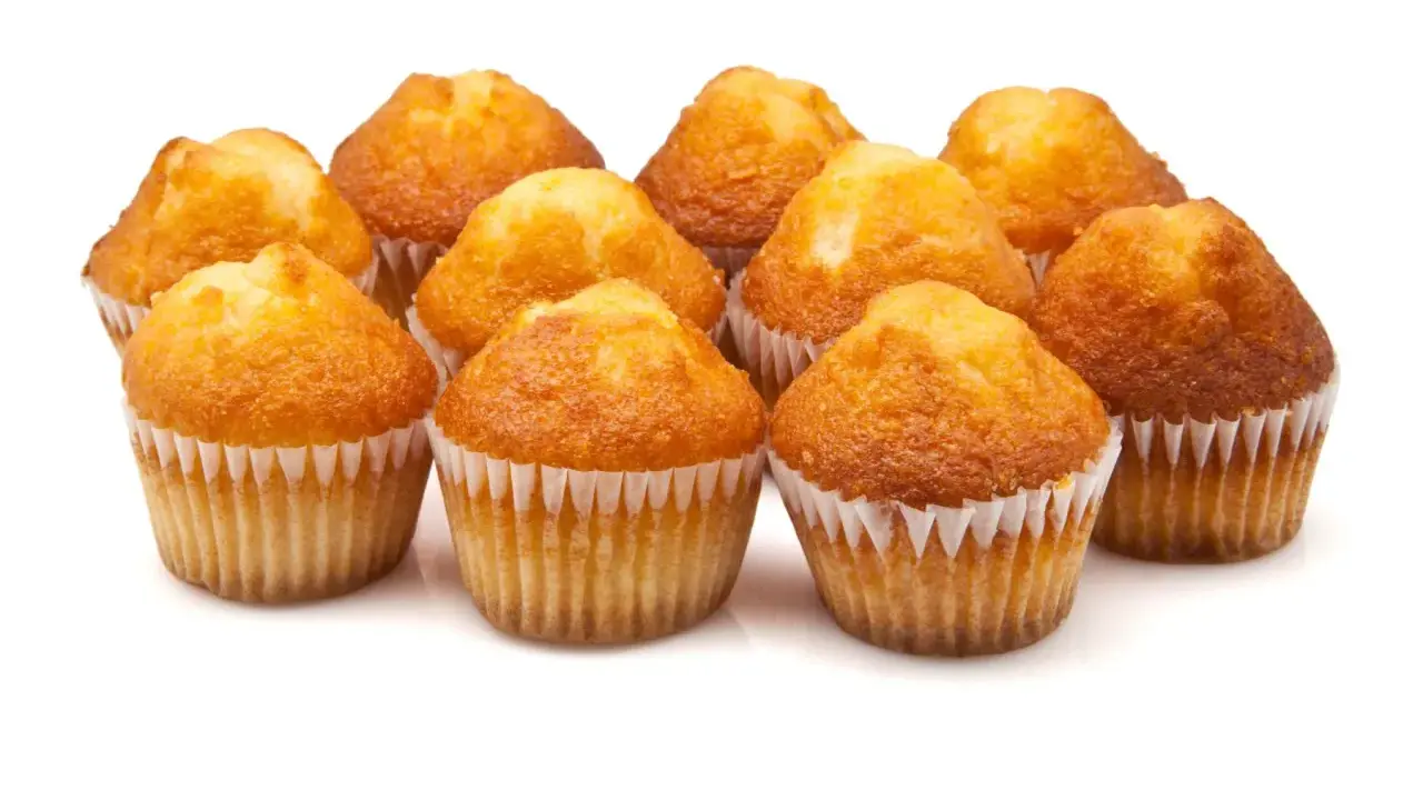 Un grupo de magdalenas doradas y esponjosas, perfectas para tu próxima receta magdalenas.