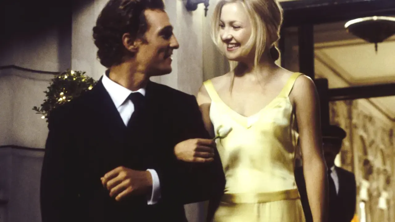 Coppia sorridente in abiti eleganti, un'atmosfera romantica che ricorda film simili ad After.