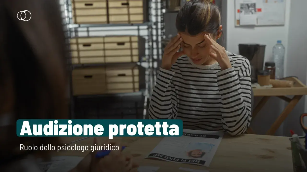 Donna stressata durante un'audizione protetta, con il ruolo dello psicologo giuridico in primo piano.