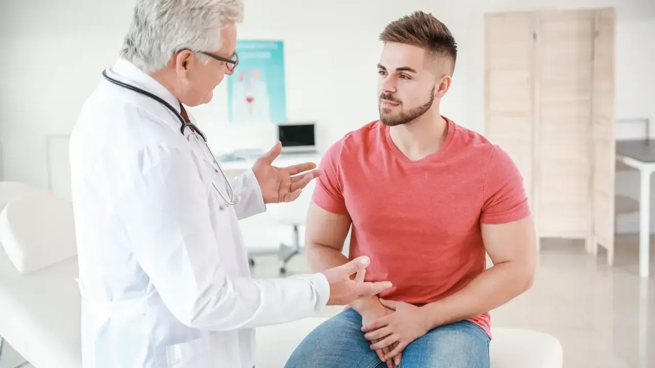 Lekarz omawia z pacjentem objawy, które mogą wskazywać na ostre zapalenie prostaty.