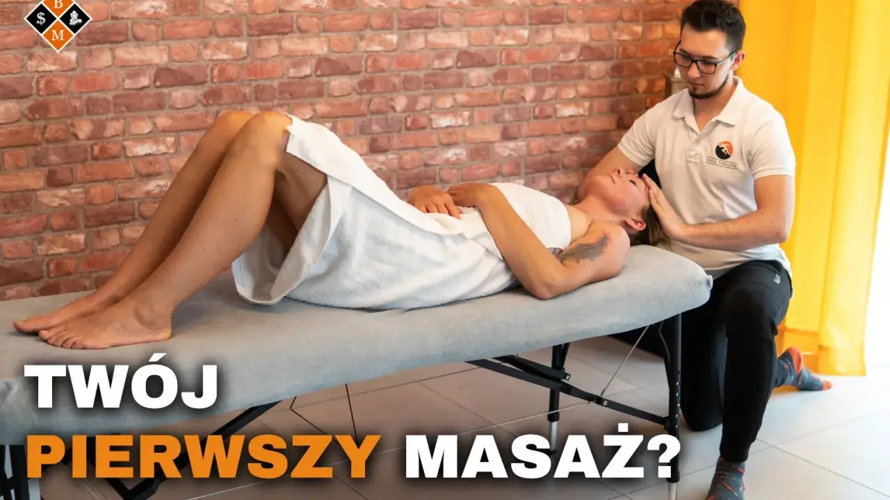 Mężczyzna wykonuje masaż głowy kobiecie leżącej na kozetce. To Twój pierwszy masaż?