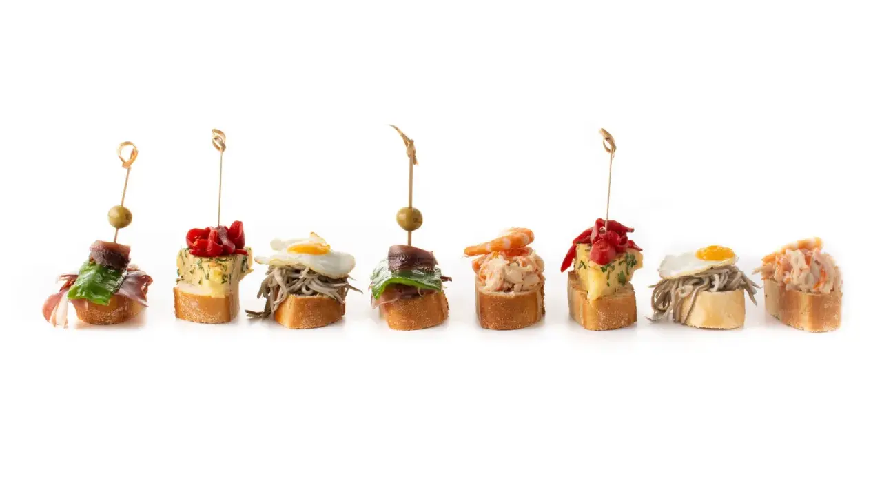 Variedad de pinchos para bares: con anchoa, pimientos, tortilla, gambas y huevo.