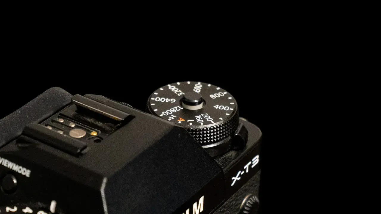 Pokrętło czułości ISO na aparacie Fujifilm X-T3. Dowiedz się, co to jest iso fotografia i jak wpływa na Twoje zdjęcia.
