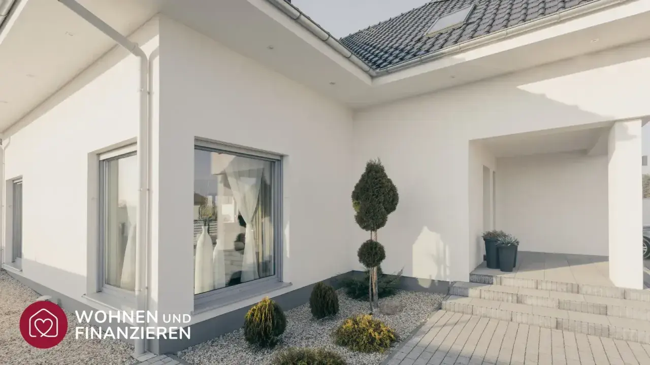 Moderner Bungalow mit großem Fenster und gepflegtem Vorgarten. Hier wird die bungalow definition lebendig.