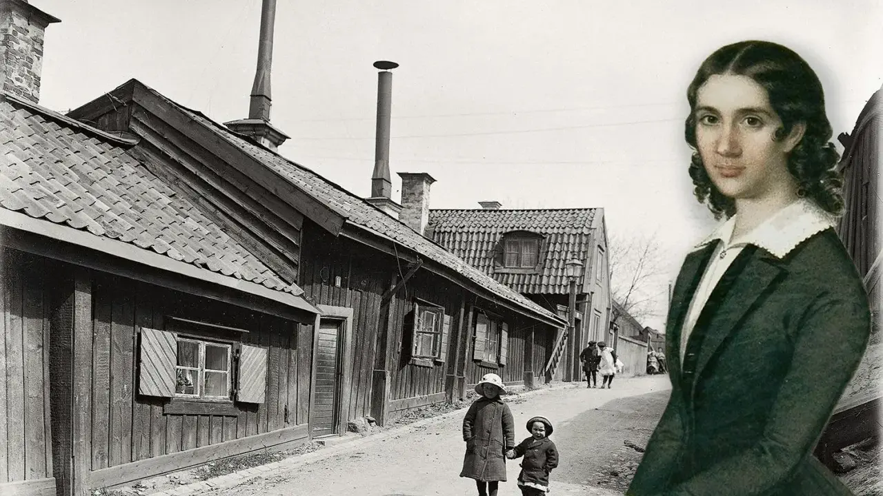 En kvinna, kanske Wendela Hebbe, betraktar en gammal svensk stadsgata med barn som leker.