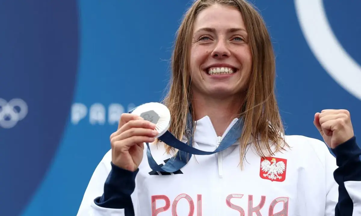 Uśmiechnięta sportsmenka z Polską na piersi i medalem olimpijskim w dłoni. To dopiero początek drogi do emerytury za medal olimpijski!
