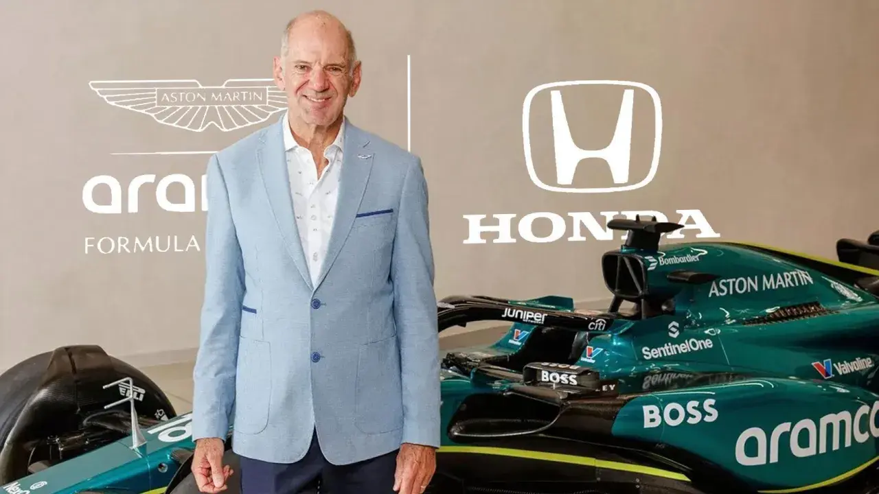 Hombre sonriente junto a un coche de Aston Martin y el logo de Honda, anticipando la colaboración Honda F1 2026.
