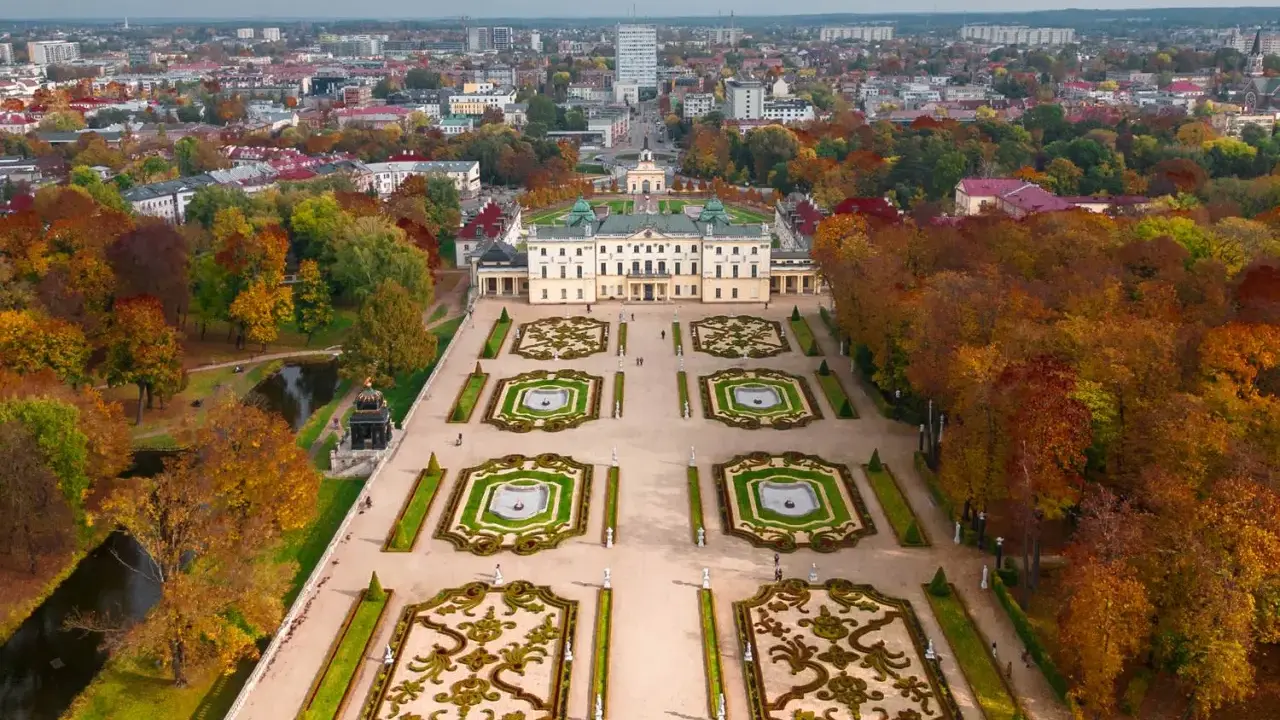 Pałac Branickich w Białymstoku, idealny na city break Polska, otoczony jesiennym parkiem.