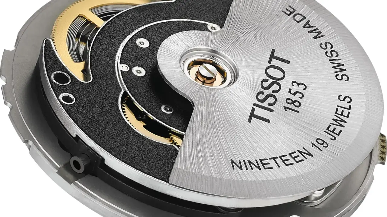 Meccanismo di orologio Tissot con rotore inciso "Tissot 1853 Swiss Made Nineteen 19 Jewels", parte del movimento Powermatic 80.