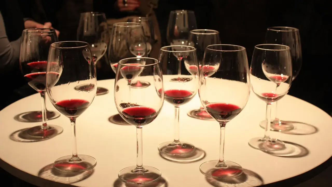 Copas de vino tinto listas para una degustación de vinos de Laguardia.