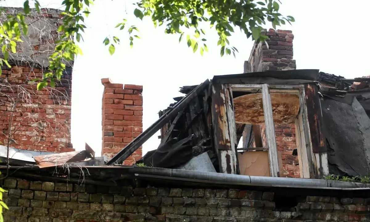 Budynek grozi zawaleniem? Poznaj procedury i uniknij kosztów