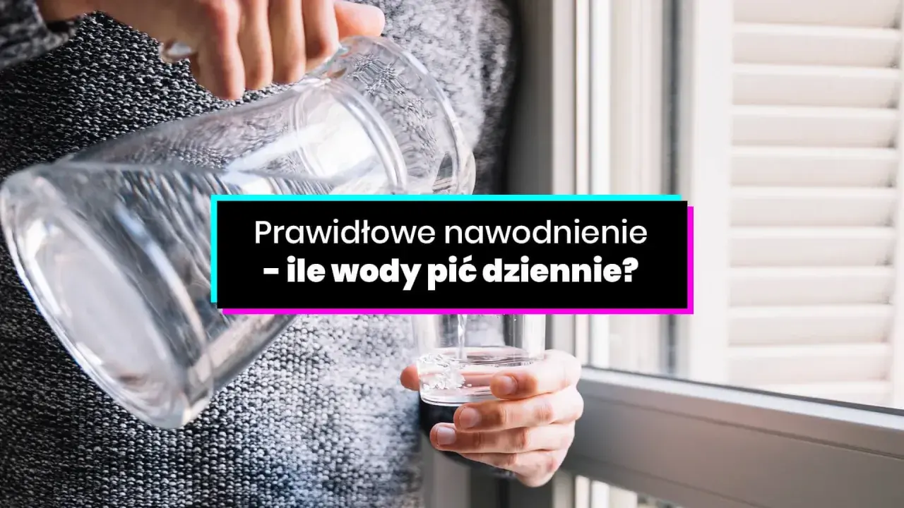 Ręce nalewają wodę do szklanki. Tekst: "Prawidłowe nawodnienie - ile wody pić dziennie?".