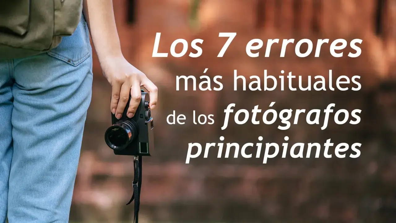 Persona con cámara lista para aprender fotografía. Los 7 errores más habituales de los fotógrafos principiantes.