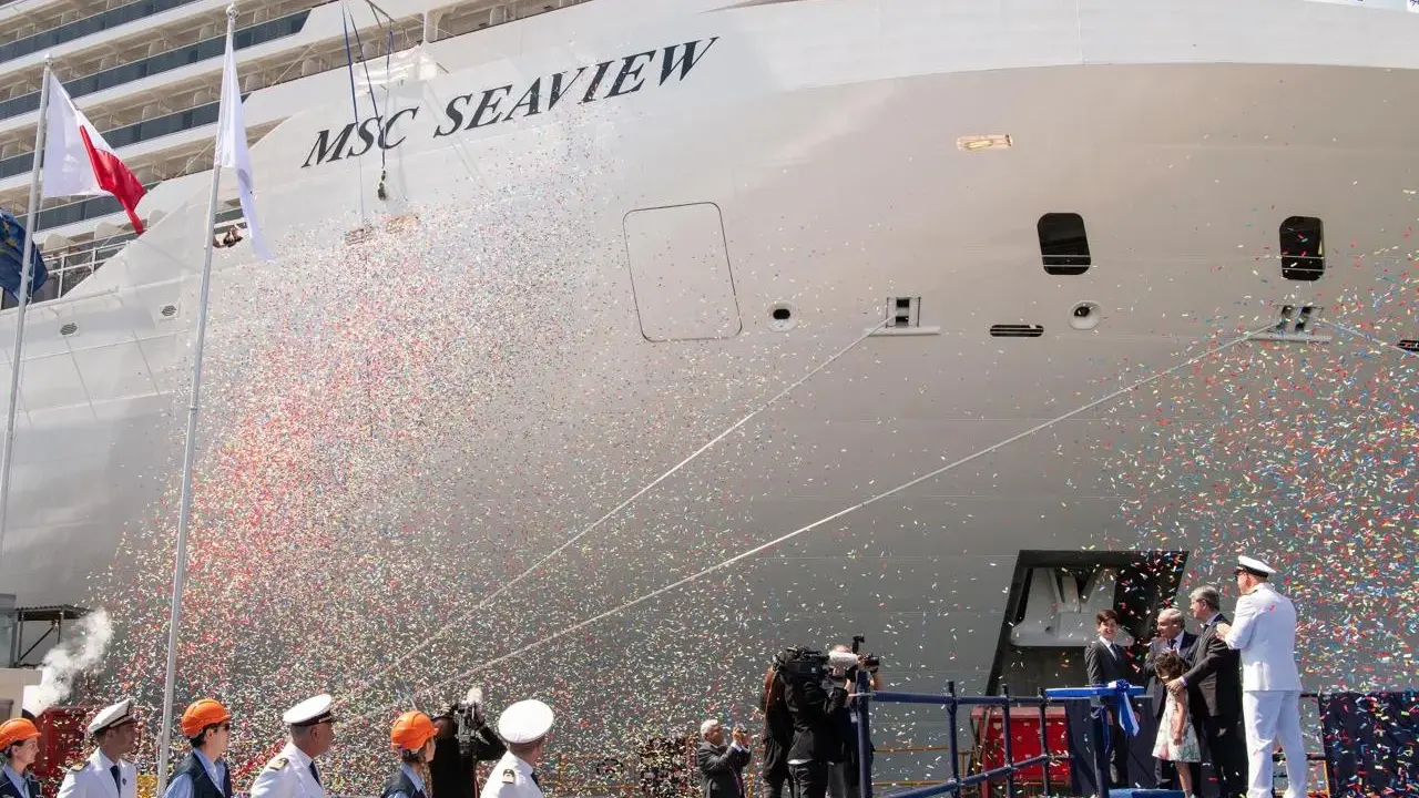 MSC Seaview, un gigante del mare, celebra il suo varo con una pioggia di coriandoli. L'altezza della nave è impressionante.