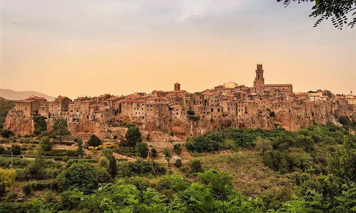 Pitigliano, un gioiello da scoprire: ecco cosa visitare in Toscana in 1 giorno, arroccato su una rupe tufacea.