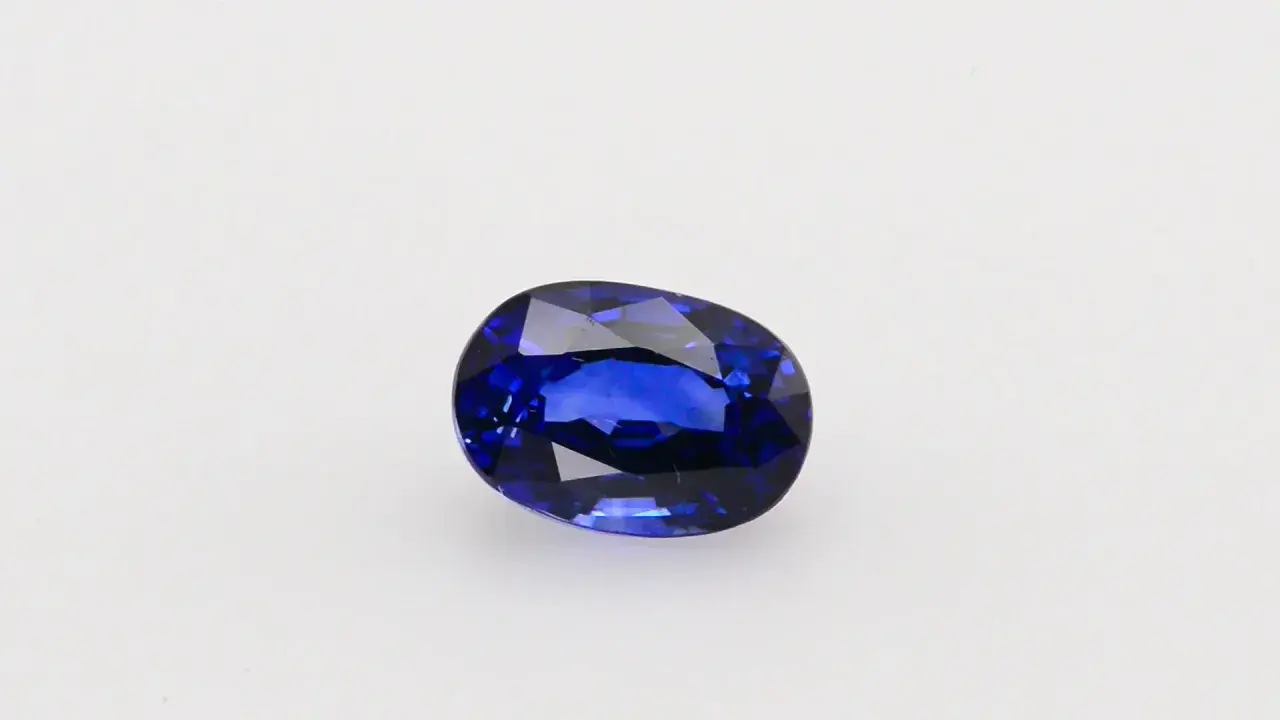 Zaffiro Ceylon, un blu intenso che evoca saggezza e serenità. Il suo significato è legato alla verità e alla lealtà.