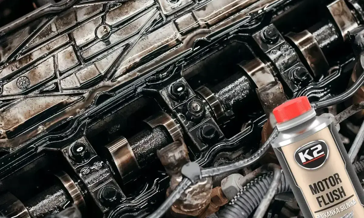 Wnętrze silnika po użyciu płukanki silnika K2 Motor Flush. Widać wałki rozrządu i elementy pokryte olejem.