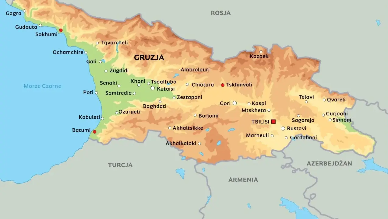 Mapa polityczna Gruzji, pokazująca jej położenie między Morzem Czarnym, Rosją, Turcją, Armenią i Azerbejdżanem. Widoczne miasta i ukształtowanie terenu.