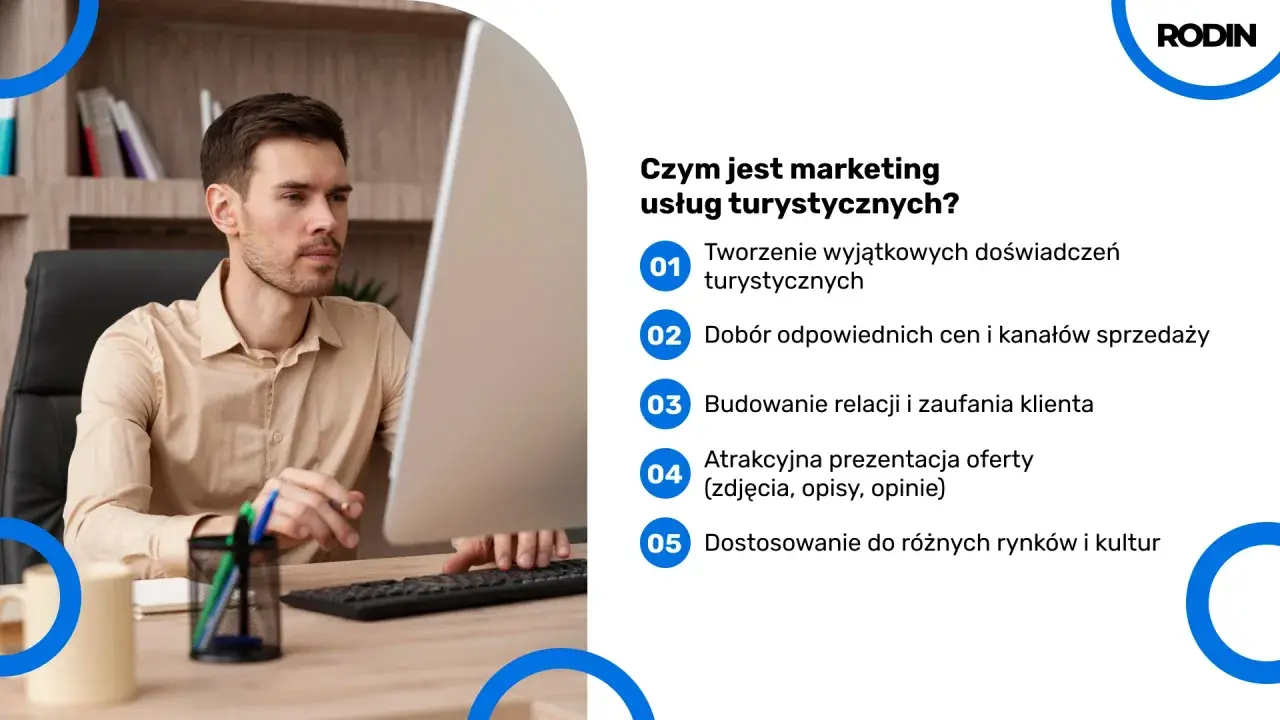 Mężczyzna pracuje przy komputerze, planując kampanię email marketingową dla branży turystycznej.
