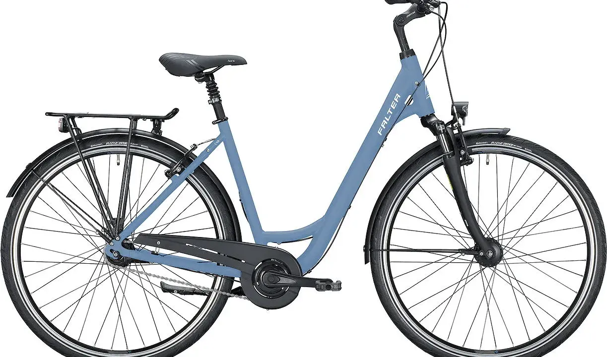 Ein blaues Citybike mit Gepäckträger und Schutzblechen, ideal für den Stadtverkehr.