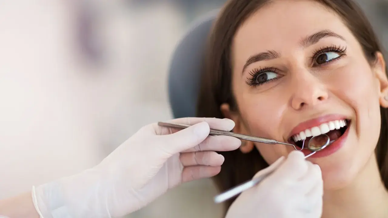 Z opryszczką do dentysty? Kiedy wizyta jest bezpieczna i dlaczego.