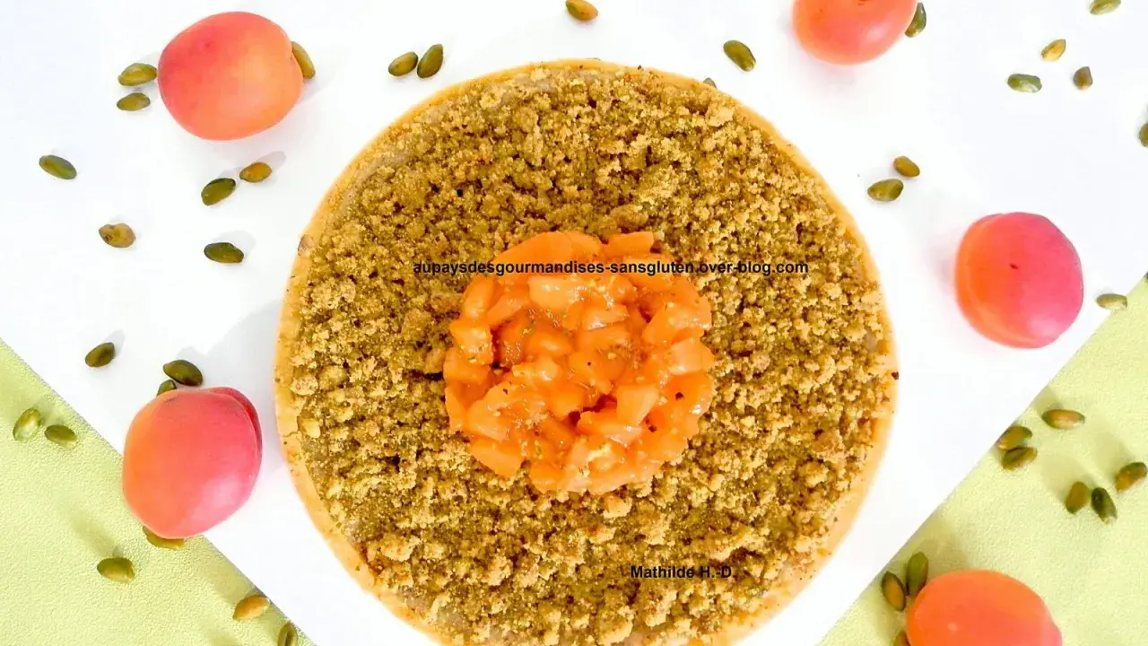 Tarte abricot pistache, une gourmandise aux couleurs vives, parsemée de pistaches et de fruits frais.