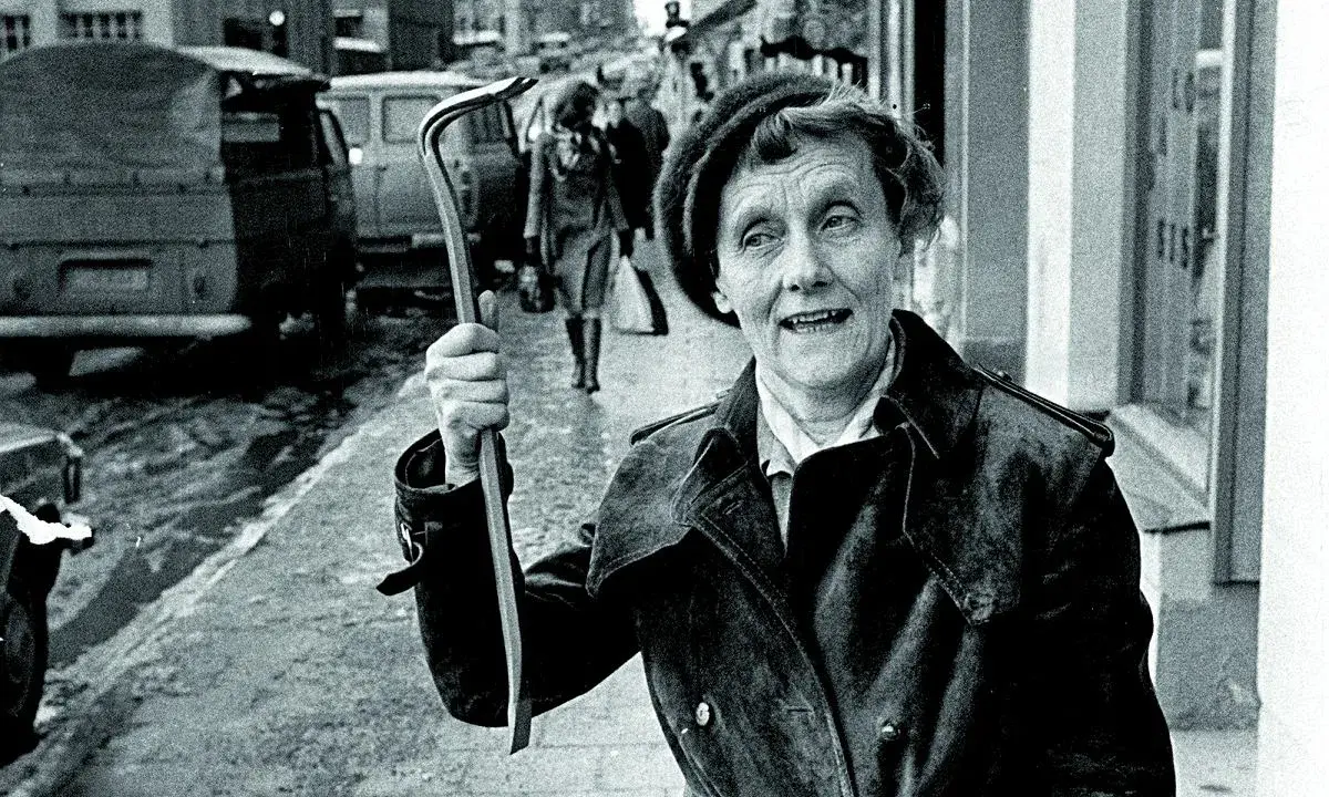 Uśmiechnięta kobieta z łomem w ręku, jakby gotowa do przygód rodem z powieści Astrid Lindgren.