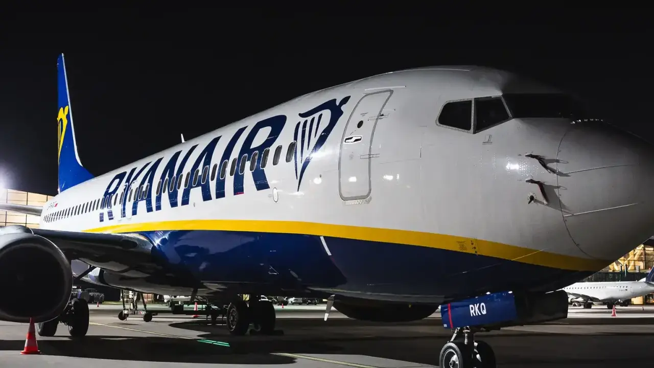 Samolot Ryanair gotowy do lotu z Wrocławia do Gdańska.