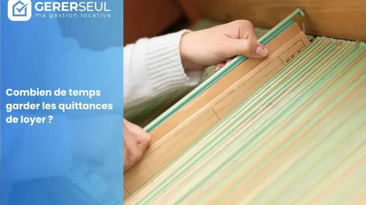 Maintenant, vous savez combien de temps garder les quittances de loyer. Une main trie des dossiers suspendus dans un classeur.