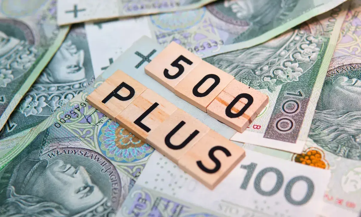 Litery układają się w napis "500 PLUS" na tle polskich banknotów. To symbol wsparcia finansowego, które może pomóc seniorom w codziennym życiu.