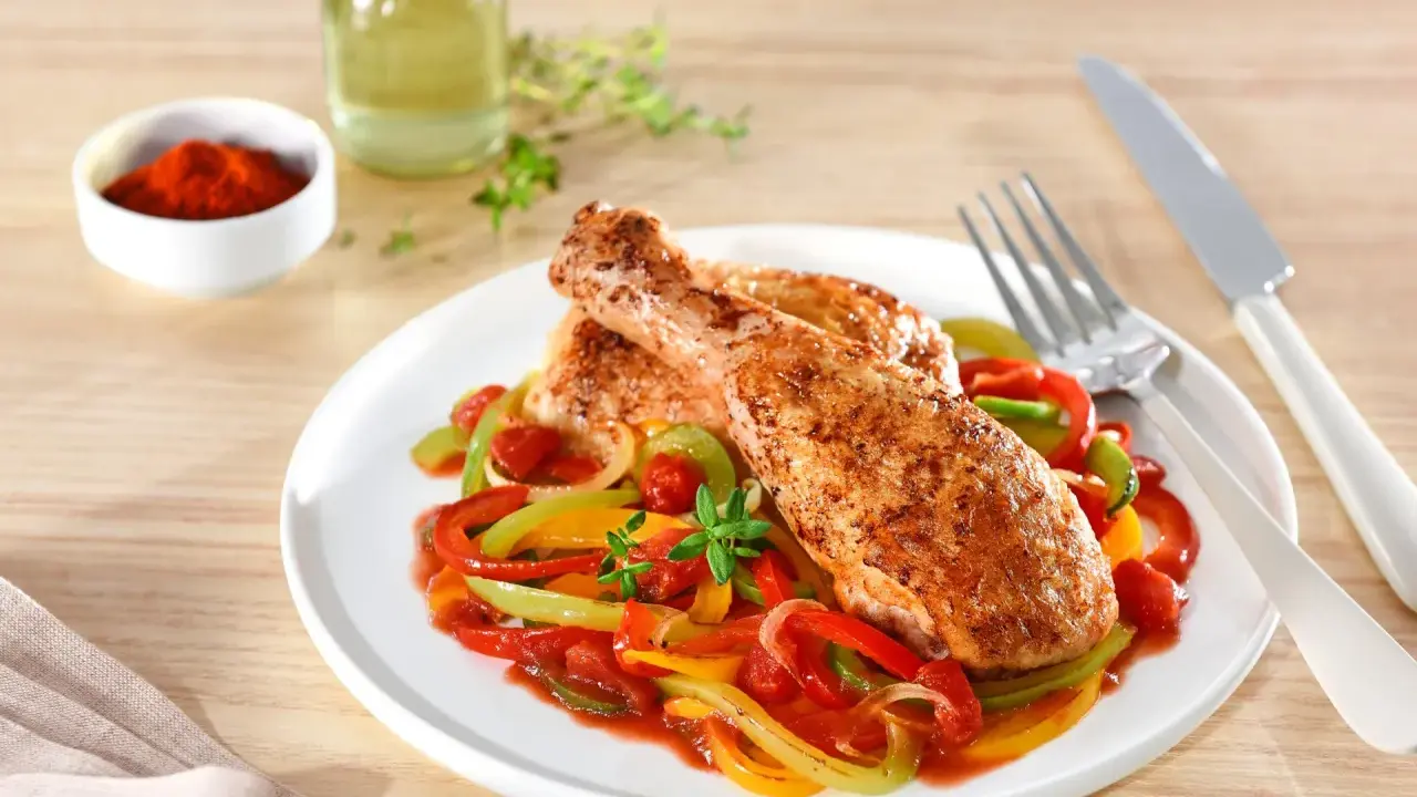 Poulet basquaise cookeo : des cuisses de poulet savoureuses sur un lit de poivrons colorés et de tomates. Un plat plein de saveurs.
