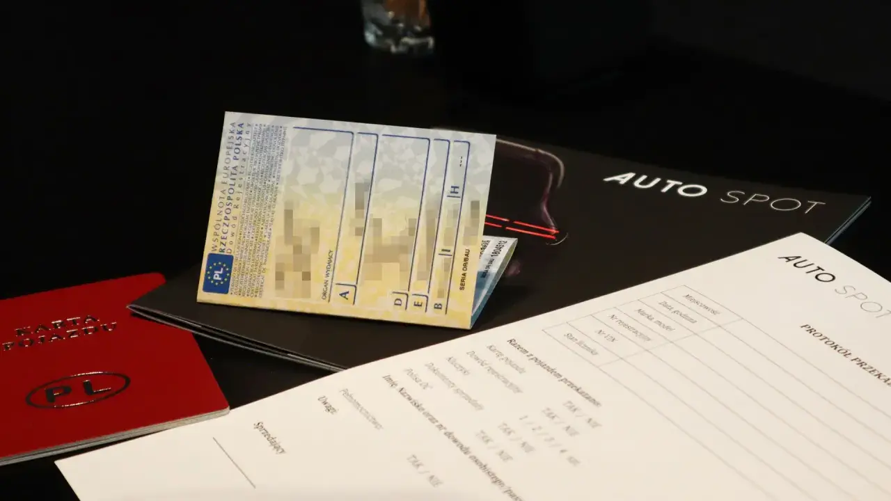 Dokumenty do rejestracji pojazdu: dowód rejestracyjny, karta pojazdu, kluczyki i polisa OC. Protokół przekazania.