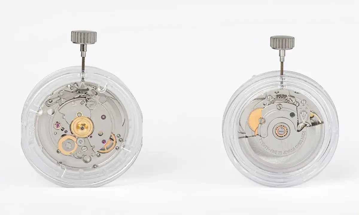 Due movimenti meccanici per orologi, uno a sinistra con ingranaggi dorati visibili, l'altro a destra con la scritta "ETA 2824 TWENTY-FIVE JEWELS SWISS MADE".