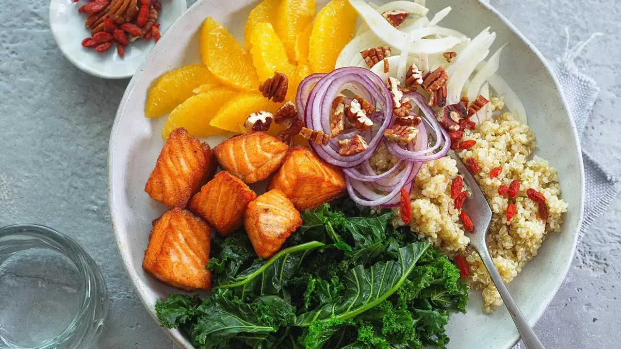 Ein bunter Salat mit Lachs, Grünkohl, Orange, Fenchel, Zwiebeln, Pekannüssen und Goji-Beeren. Einfach und lecker!