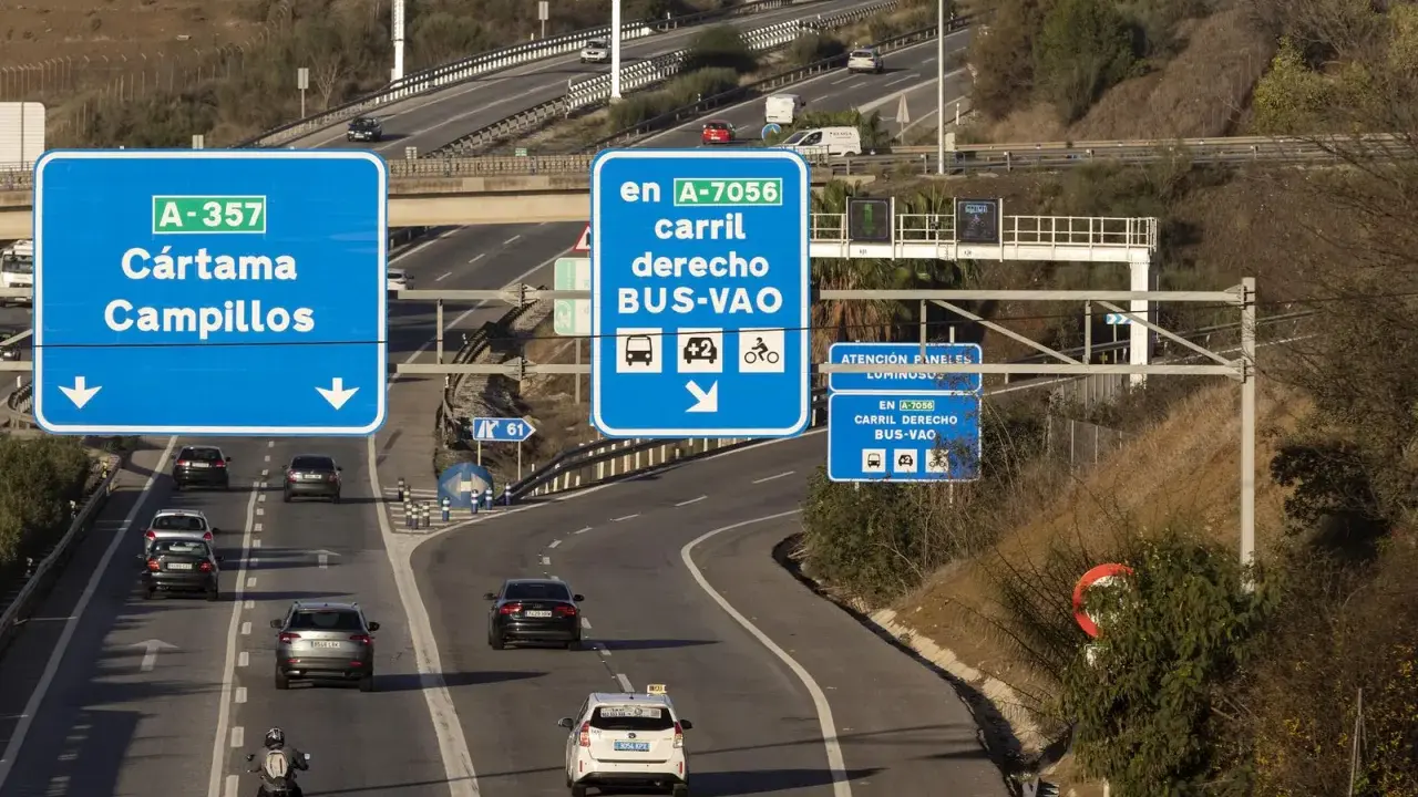 Carril derecho BUS-VAO en A-7056, con distintivo ambiental B. Señalización de tráfico en autopista.