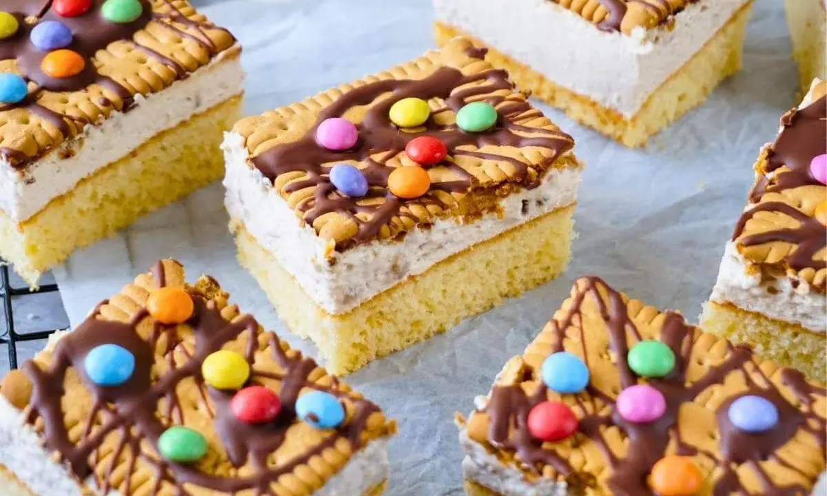 Bunte Geburtstagskuchen für Kinder, dekoriert mit Keksen, Schokolade und bunten Smarties.