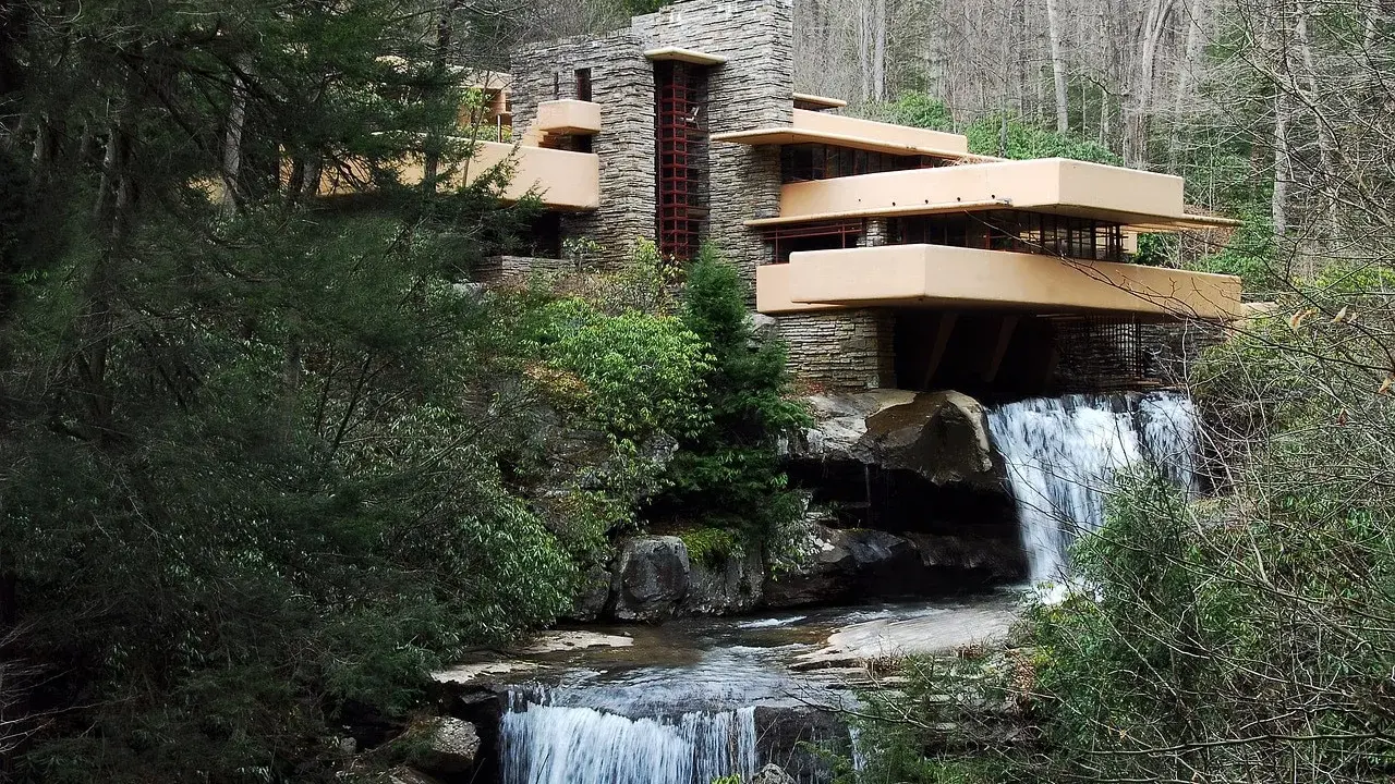 Fallingwater, capolavoro di Frank Lloyd Wright, si fonde con la natura, con cascate che scorrono sotto i suoi terrazzamenti.